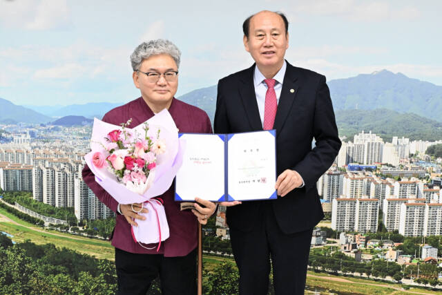 한대수 1일 명예시장(왼쪽)과 박형덕 동두천시장. 동두천시 제공