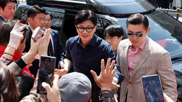 국민의힘 한동훈 비상대책위원장 겸 총괄 선거대책위원장이 1일 부산 영도구 남항시장 앞에서 조승환(부산 중구영도구) 후보의 지지 유세를 하기 위해 이동하고 있다. 연합뉴스
