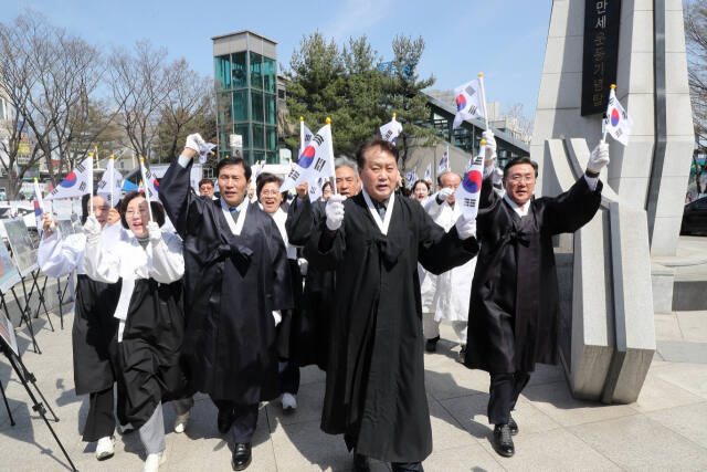 군포 3·31만세운동 105주년을 맞아 군포역 앞에서 하은호 군포시장, 광복회 회원 등이 당시 독립만세운동을 재연하고 있다. 군포시 제공