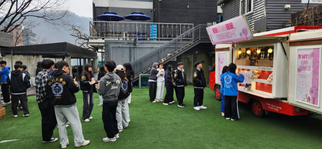 인천대 법학부 재학생들이 MT를 간 곳으로 학부가 깜짝 커피차를 보내 학생들이 이를 즐기고 있다. 인천대 제공