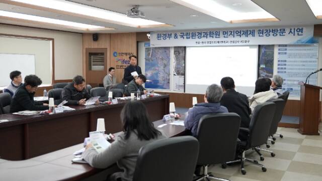 포스코이앤씨가 최근 제3연륙교 건설공사 2공구 현장에서 자체 개발한 먼지억제제의 성능·효과를 알리는 시연행사를 하고 있다. 포스코이앤씨 제공