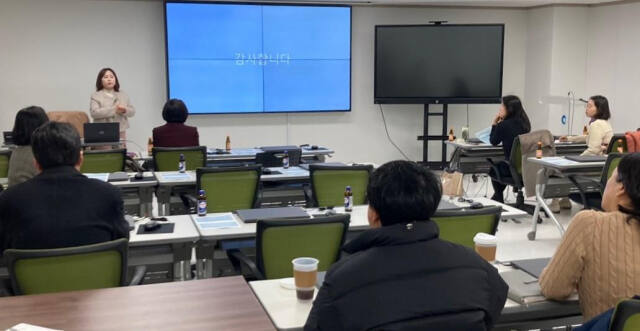 권혜영 인천시사회서비스원 정책연구실 부연구위원이 최근 ‘인천시 돌봄노동자 권리보장 및 노동환경 개선을 위한 기본계획 수립 연구’ 착수보고회에서 설명하고 있다. 인천사서원 제공