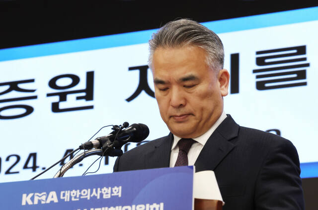 김성근 의협비대위 언론홍보위원장이 1일 서울 용산구 의사협회에서 열린 정례브리핑에서 윤석열 대통령이 이날 대국민 담화를 통해 밝힌 2천명 의대 증원의 필요성과 의료개혁 완수 의지를 피력한 것과 관련해 입장을 설명하고 있다. 연합뉴스