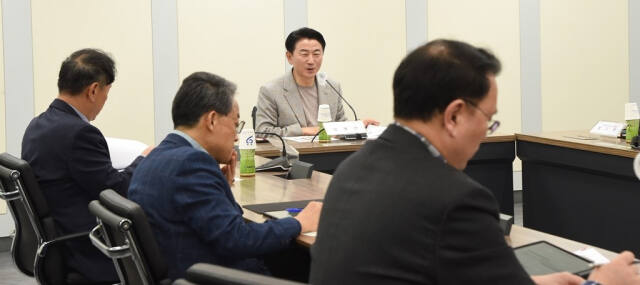 김동근 의정부시장이 시청 회의실에서 열린 제1회 의정부시 공공관리제 운영위원회에서 인사말을 하고 있다. 의정부시 제공