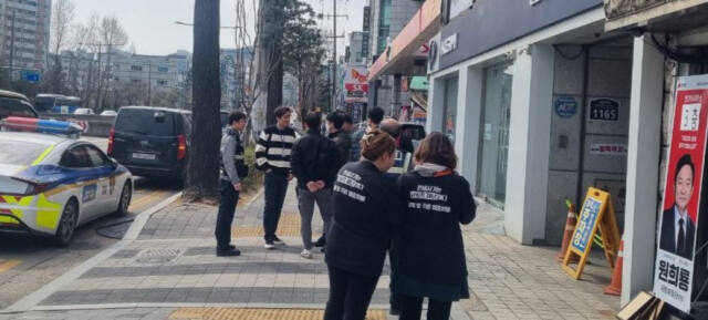1일 인천 계양구 원희룡 후보 선거사무소 앞에서 경찰이 현장을 살피고 있다. 독자 제공