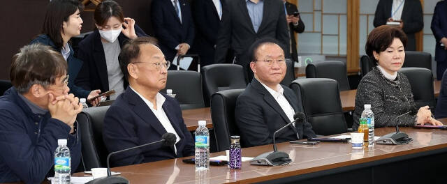 국민의힘 윤재옥 원내대표가 1일 오전 서울 강남구 새마을금고중앙회 본부 중회의실에서 김인 새마을금고중앙회장과의 면담을 앞두고 있다. 윤 원내대표는 더불어민주당 양문석 안산갑 후보의 자녀 대출 관련 신속 조사를 촉구 하기위해 새마을금고중앙회 본부를 방문했다. 연합뉴스