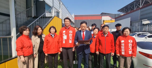 안기영 국민의힘 동두천·양주·연천갑 후보가 1일 선거방송 토론회를 마친 뒤 정성호 민주당 후보의 유튜버와 양주시민을 고발한 것을 비판하는 성명서를 발표하고 있다. 안기영후보선대위 제공