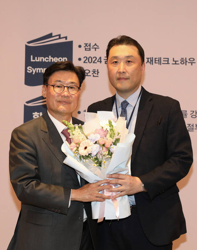 윤성환 수원 이춘택병원장(오른쪽)이 제5기 대한전문병원협회장에 선임됐다. 수원 이춘택병원 제공