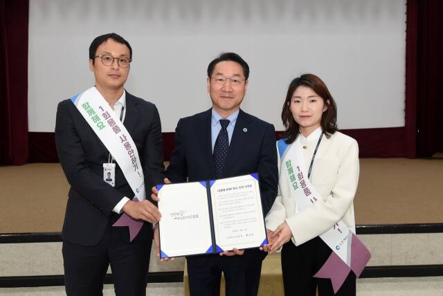 유정복 인천시장이 1일 오전 인천시청 대회의실에서 열린 ‘4월 직원 월례조회’에서 ‘1회용품 ZERO 청사 인천!’ 선언문을 전달받고 있다. 시 제공