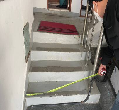 운연 경로당에는 좁은 계단으로 임시 경사로 설치 시 휠체어 등의 이동이 불편하다. 함께걸음인천장애인자립생활센터 제공