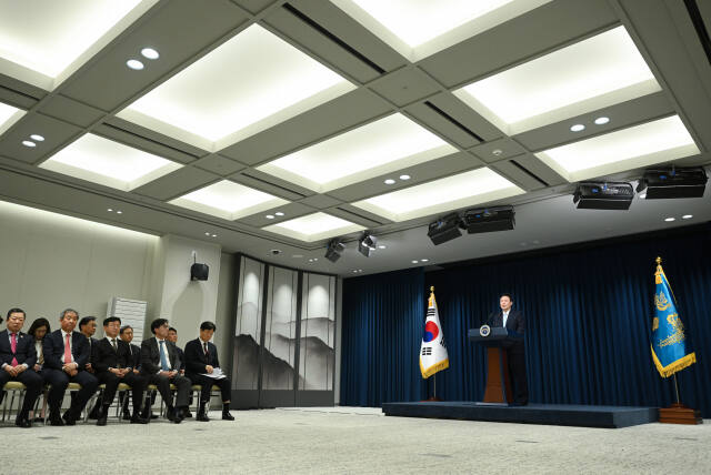 윤석열 대통령이 1일 서울 용산 대통령실 청사에서 의료개혁 관련 '국민께 드리는 말씀'을 하고 있다. 연합뉴스
