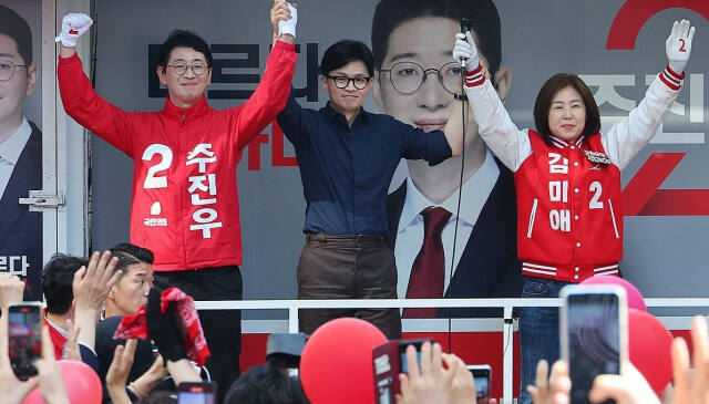 국민의힘 한동훈 비상대책위원장 겸 총괄 선거대책위원장이 1일 부산 해운대구 선셋비즈니스호텔 앞에서 주진우(부산 해운대구갑) 후보, 김미애(부산 해운대구을) 후보의 지지를 호소하고 있다. 연합뉴스