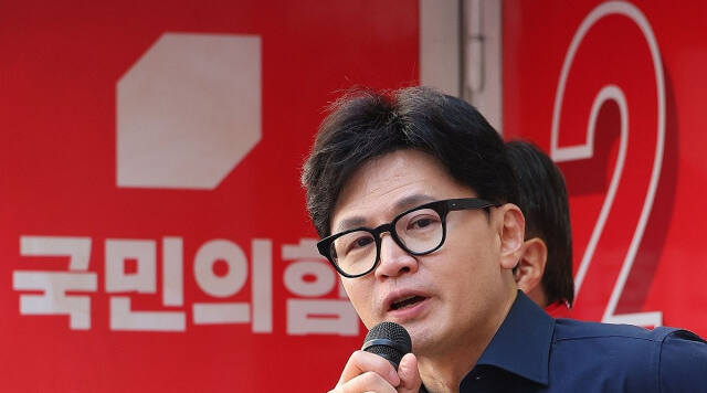 국민의힘 한동훈 비상대책위원장 겸 총괄 선거대책위원장이 1일 부산 사상구 사상역 앞에서 김대식(부산 사상구) 후보의 지지를 호소하고 있다. 연합뉴스