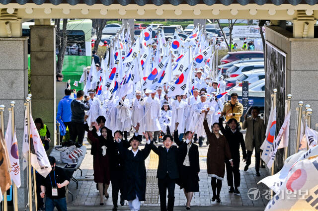 1일 오후 안성시 3.1운동기념관에서 열린 ‘제105주년 안성 4.1 만세항쟁 기념행사 2일간의 해방’에서 김보라 안성시장, 안정열 안성시의회 의장, 김학용 국회의원 등 참석자들이 만세항쟁 퍼포먼스를 하고 있다. 윤원규기자