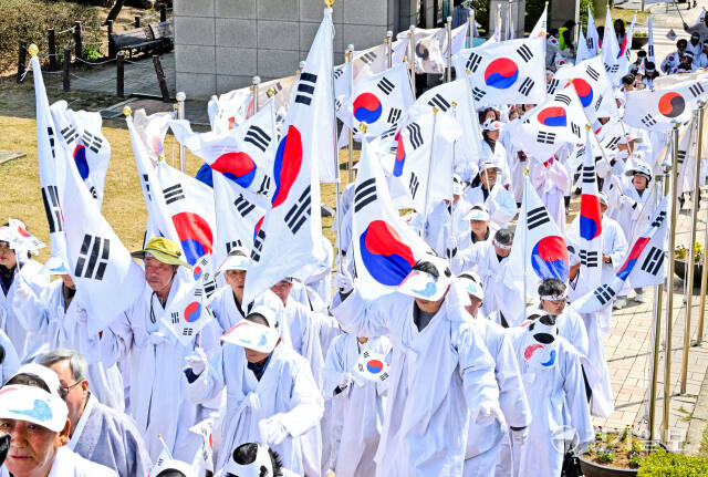 1일 오후 안성시 3.1운동기념관에서 열린 ‘제105주년 안성 4.1 만세항쟁 기념행사 2일간의 해방’에서 참석자들이 만세항쟁 퍼포먼스를 하고 있다. 윤원규기자