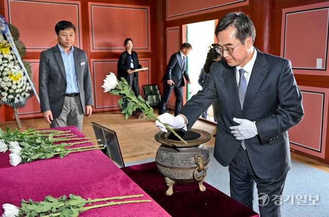1일 오후 안성시 3.1운동기념관에서 열린 ‘제105주년 안성 4.1 만세항쟁 기념행사’에서 김동연 경기도지사가 헌화하고 있다. 윤원규기자