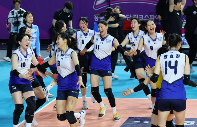 프로배구 ‘도드람 2023-24 V리그’ 여자부 챔피언결정전 3차전서 인천 흥국생명에 3-2 역전승을 거두고 통합우승을 확정한 수원 현대건설 선수들이 기쁨의 세리머니를 펼치고 있다.연합뉴스