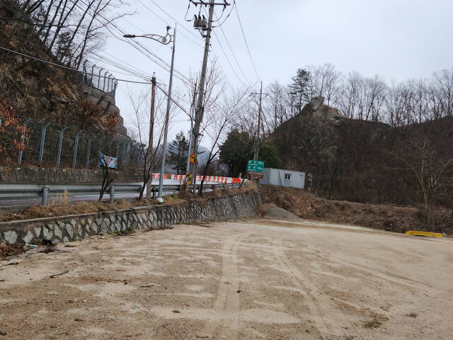 가평군 가평읍 보납산과 늪산을 잇는 생태통로 입구. 가평군 제공