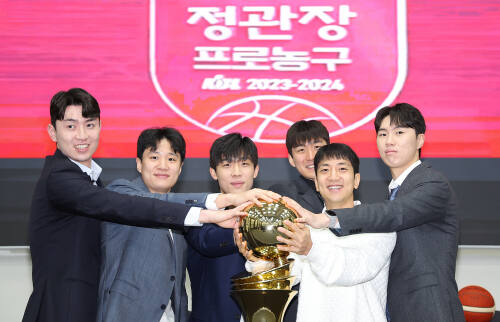 2일 오전 서울 올림픽파크텔에서 열린 ‘2023-2024시즌 정관장 프로농구 플레이오프 미디어데이’에서 6개팀 선수들이 기념 촬영을 하고 있다. 왼쪽부터 강상재, 허웅, 오재현, 양홍석, 허훈, 이우석.연합뉴스