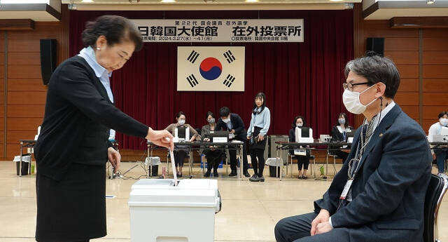 국회의원선거 재외 국민투표가 27일 시작된 가운데 한 유권자가 일본 도쿄 총영사관에 마련된 재외투표소에서 투표하고 있다. 연합뉴스
