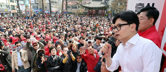 국민의힘 한동훈 비상대책위원장 겸 총괄 선거대책위원장이 2일 충남 아산시 온양온천역 앞 광장에서 김영석(아산시갑) 후보, 전만권 후보(아산시을)에 대한 지지를 호소하고 있다. 연합뉴스