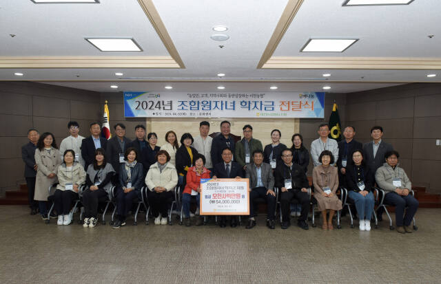 이천농협 이덕배 조합장이 조합원 자녀에게 학자금을 전달하고 있다. 이천농협 제공