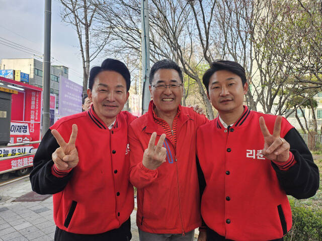 가수 권인하씨(가운데)가 2일 오후 인천 계양구를 찾아 국민의힘 원희룡 계양구을 후보(왼쪽) 지원 유세를 하고 있다. 원 후보 제공