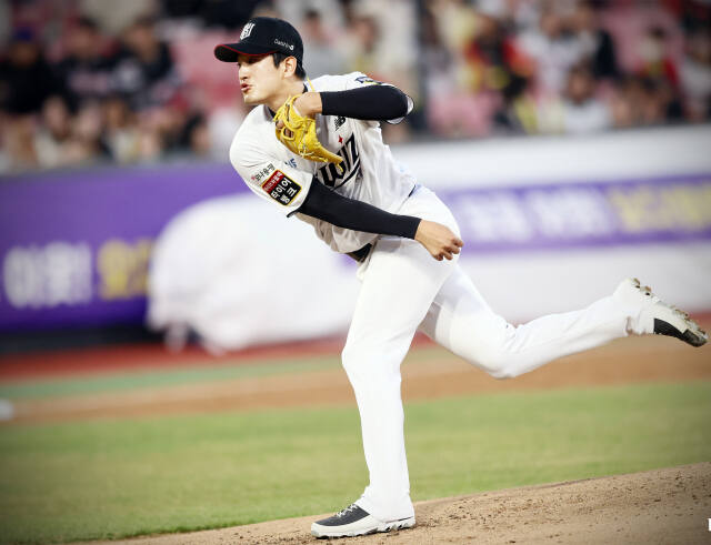 2일 오후 수원 케이티위즈파크에서 벌어진 KIA와의 홈 3연전 첫 경기서 KT 선발투수 고영표가 역투하고 있다.KT 위즈 제공