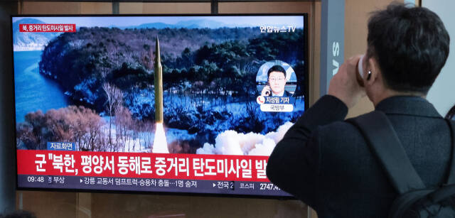 지난 2일 오전 서울역 대합실에서 북한의 탄도미사일 발사 보도를 지나가던 시민이 시청하고 있는 모습. 연합뉴스