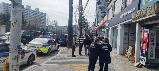 지난 1일 인천 계양구 원희룡 후보 선거사무소 앞에서 경찰이 현장을 살피고 있다. 독자 제공