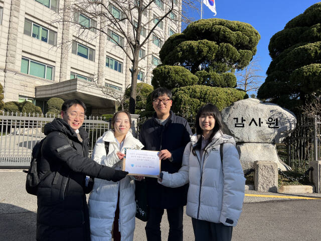 홍다경씨와 지지배 공동대표 원종준씨는 지난해 11월 30일 '시군구 선거관리위원회의 선거 일 후 현수막 미철거 단속 소홀에 대한 감사청구 연명서'를 감사원에 제출했다. 홍다경제공.