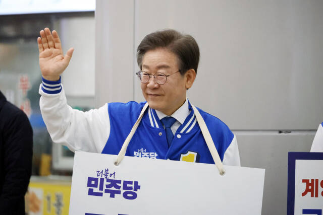 22대 국회의원 선거 공식 선거운동 첫날인 지난달 28일 인천 계양구 계양역에서 이재명 더불어민주당 계양을 후보가 출근 인사를 하고 있다. 선대위 제공