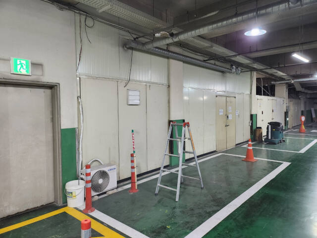 부천시청사 지하주차장 내 주차장 외 공간에 설치된 각 부서 서고가 화재에 취약한 샌드위치 패널로 제작돼 우려의 목소리가 나오고 있다. 부천시청 지하주차장 설치된 서고. 김종구기자.