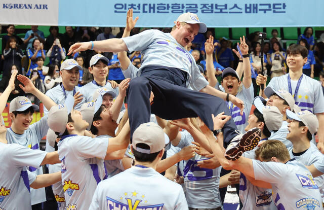 V리그 사상 첫 남자부 통합우승 4연패를 달성한 인천 대한항공 선수들이 챔피언결정전 시상식 후 토미 틸리카이넨 감독을 헹가래 치며 즐거워 하고 있다.연합뉴스