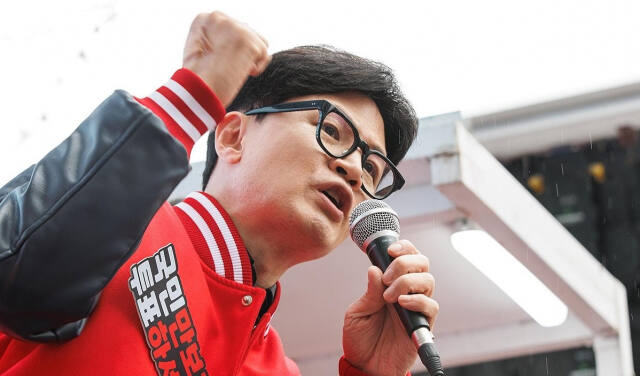 국민의힘 한동훈 비상대책위원장 겸 총괄선대위원장이 3일 강원도 원주 롯데시네마 인근에서 열린 집중 유세에서 박정하(강원 원주시갑) 후보, 김완섭(강원 원주시을) 후보의 지지를 호소하고 있다. 연합뉴스