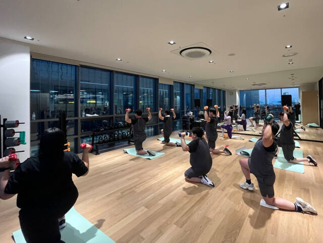 삼성바이오로직스㈜의 임직원들이 사내 피트니스센터에서 운동을 하고 있다. 삼성바이오로직스 제공