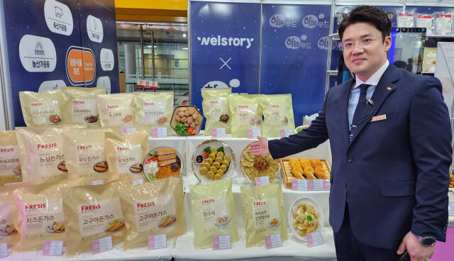 강웅기 하늘푸드 대표가 3일 열린 2024 푸드페스타에서 자사 제품들을 소개하고 있다. 김정규기자