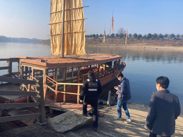경기도 관계자가 유선·도선 사업장을 대상으로 선박 현장 점검을 실시하고 있다. 경기도 제공