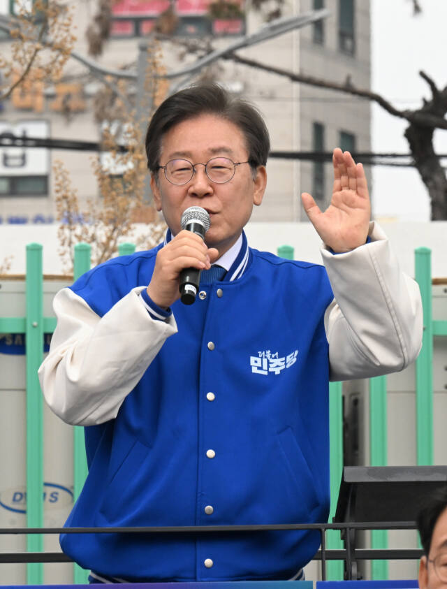 더불어민주당 이재명 대표가 28일 인천 부평역 북광장에서 열린 더불어 민주당 인천시당 총선 출정식에 지지를 호소하고 있다. 조병석기자
