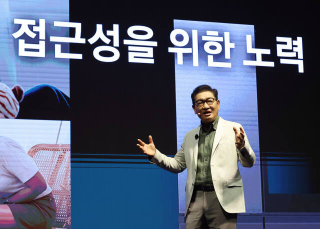 3일 오전 서울 서초구 삼성전자 서초사옥에서 열린 '웰컴 투 비스포크 AI' 미디어데이 행사에서 한종희 삼성전자 대표이사·DX부문장이 발표를 하고 있다./연합뉴스