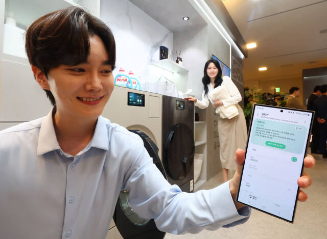 3일 오전 서울 서초구 삼성전자 서초사옥에서 열린 '웰컴 투 비스포크 AI' 미디어데이 행사에서 모델들이 AI와 자체 플랫폼 '스마트싱스'기반의 올인원 세탁·건조기 '비스포크AI 콤보'를 선보이고 있다. /연합뉴스