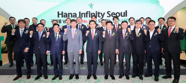 김주현 금융위원장(사진 맨앞줄 가운데), 이복현 금융감독원장(사진 맨앞줄 왼쪽에서 네번째), 권오갑 HD현대 회장(사진 맨앞줄 왼쪽에서 여섯번째), 함영주 하나금융그룹 회장(사진 맨앞줄 왼쪽에서 세번째), 이승열 하나은행장(사진 맨앞줄 왼쪽에서 일곱번째)이 3일 오후 개관식에 참석한 내외빈 및 관계자들과 함께 기념촬영을 하고 있다. 하나은행