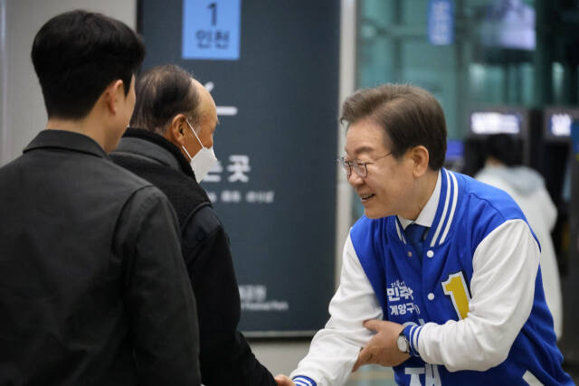 22대 국회의원 선거 공식 선거운동 첫날인 지난달 28일 인천 계양구 계양역에서 이재명 더불어민주당 계양을 후보가 출근 인사를 하고 있다. 선대위 제공