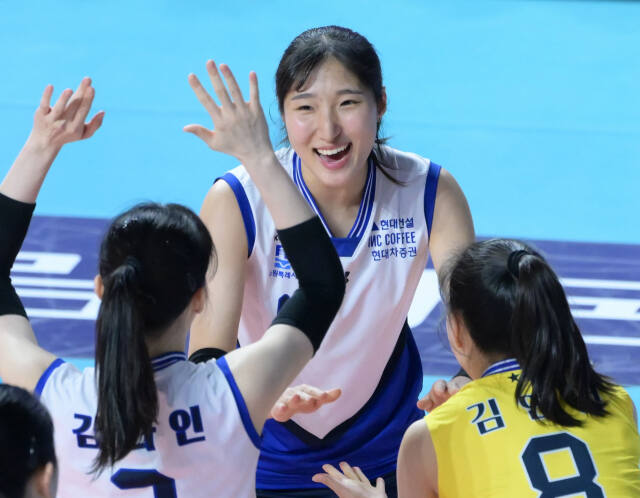 2024 시즌 여자 프로배구 FA 자격 취득선수 18명이 4일 공시됐다. 사진은 FA로 공시된 수원 현대건설의 왼쪽 공격수 정지윤(가운데).KOVO 제공