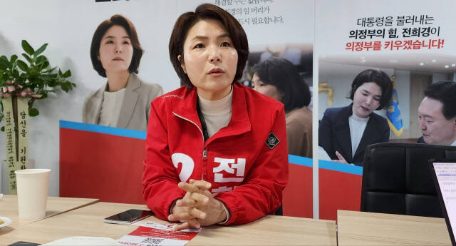 국민의힘 전희경 후보가 ‘경기 분도 원샷법’ 추진을 유권자에게 공약하고 있다. 김창학 기자