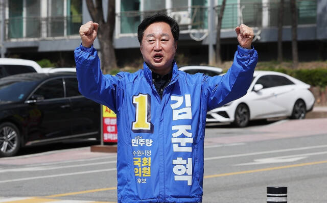 더불어민주당 수원정 김준혁 후보가 2일 오후 수원시 영통구의 한 아파트 단지에서 시민들과 인사하고 있다. 연합뉴스