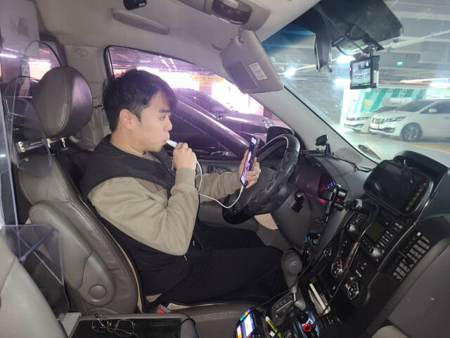 이천시 시설관리공단이 음주운전 방지 디지털 음주 측정 시스템을 도입한 가운데 한 운전원이 음주측정을 하고 있다. 이천시 시설관리공단.제공