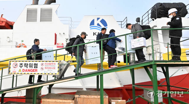 제22대 국회의원선거를 6일 앞둔 4일 오전 옹진군선관위 관계자들이 인천 중구 인천항연안여객터미널에서 도서지역에서 사용할 투표함을 이송하고 있다. 조병석기자