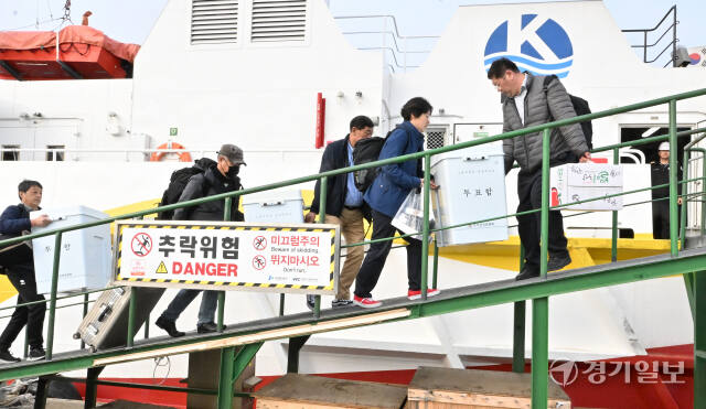 제22대 국회의원선거를 6일 앞둔 4일 오전 옹진군선관위 관계자들이 인천 중구 인천항연안여객터미널에서 도서지역에서 사용할 투표함을 이송하고 있다. 조병석기자