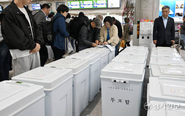 제22대 국회의원선거를 6일 앞둔 4일 오전 옹진군선관위 관계자들이 인천 중구 인천항연안여객터미널에서 도서지역에서 사용할 투표함을 이송하고 있다. 조병석기자